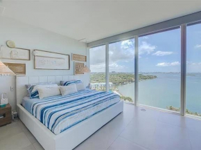 Spacious Corner With Stunning Bay Views